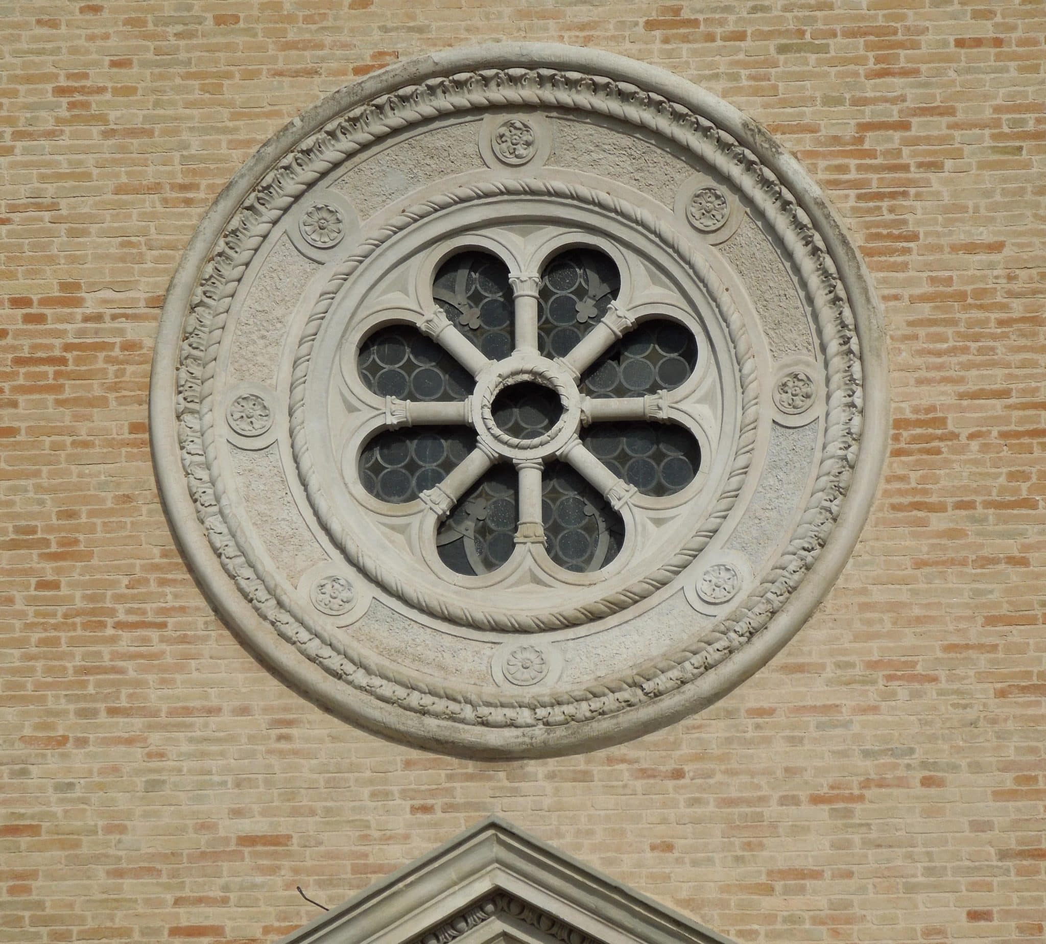 Rosone del santuario della madonna delle grazie di teramo