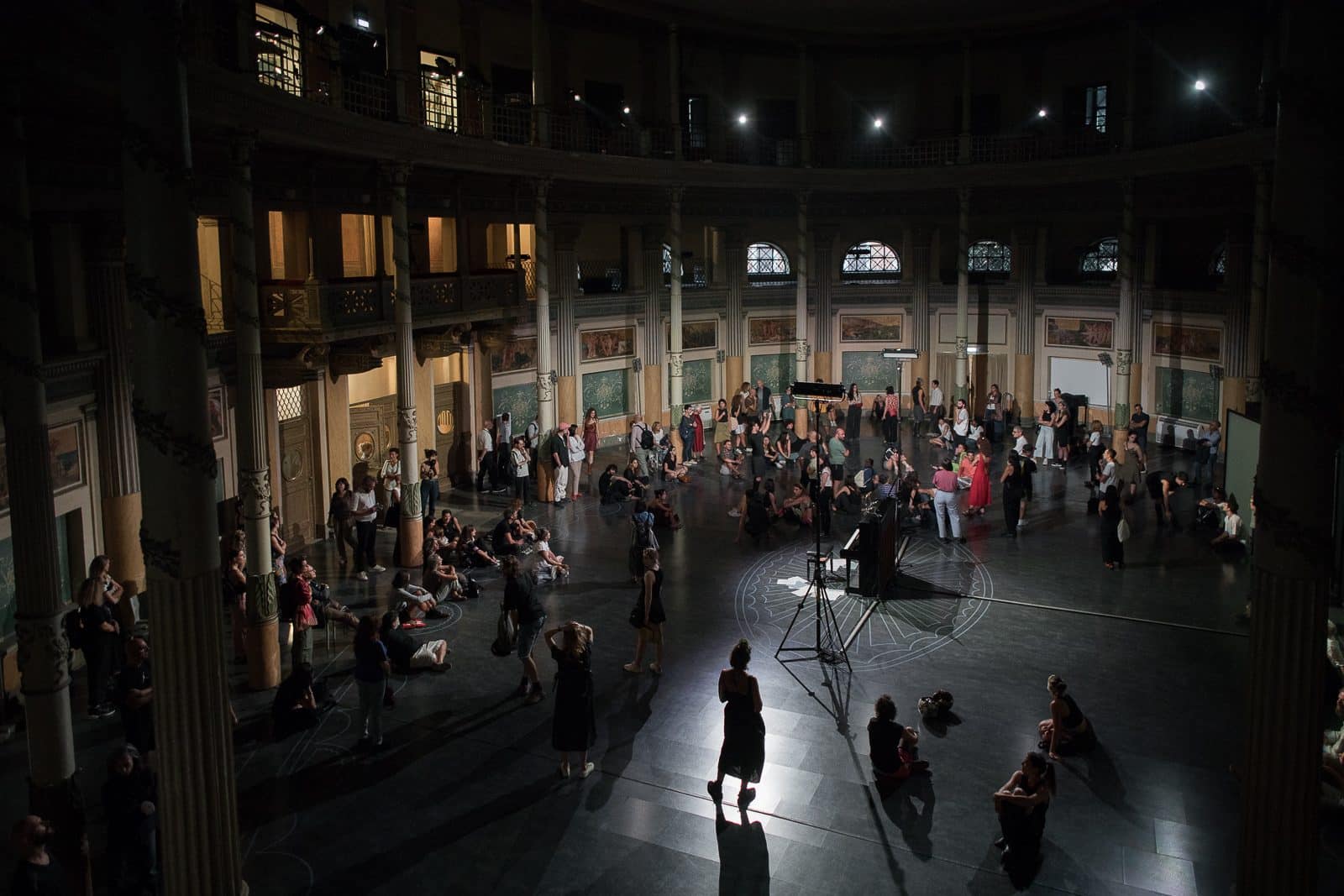 Pubblico durante short theatre negli spazi del festival a roma