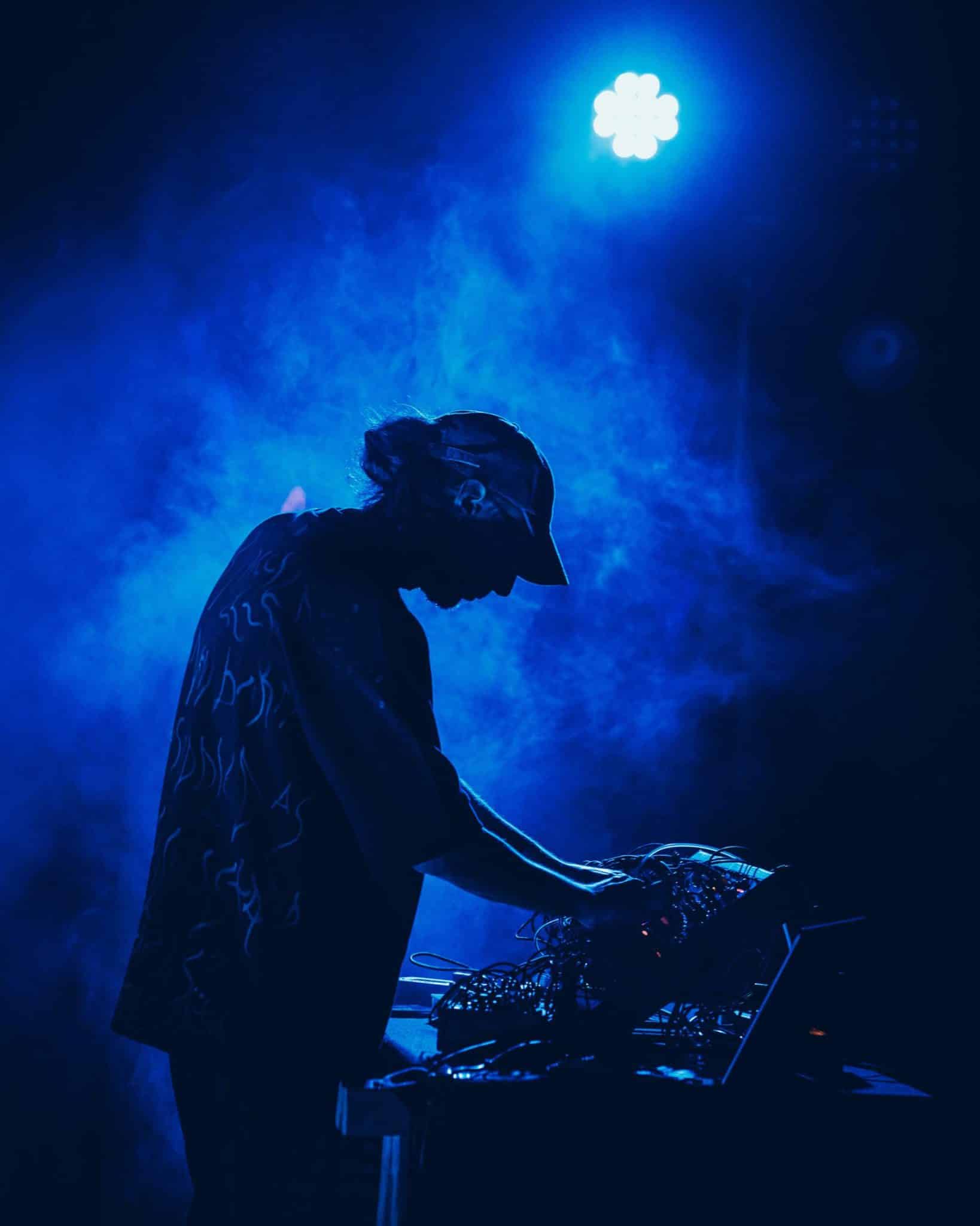 Performance elettronica durante signal reload, festival di sound art e musica d’avanguardia a cagliari
