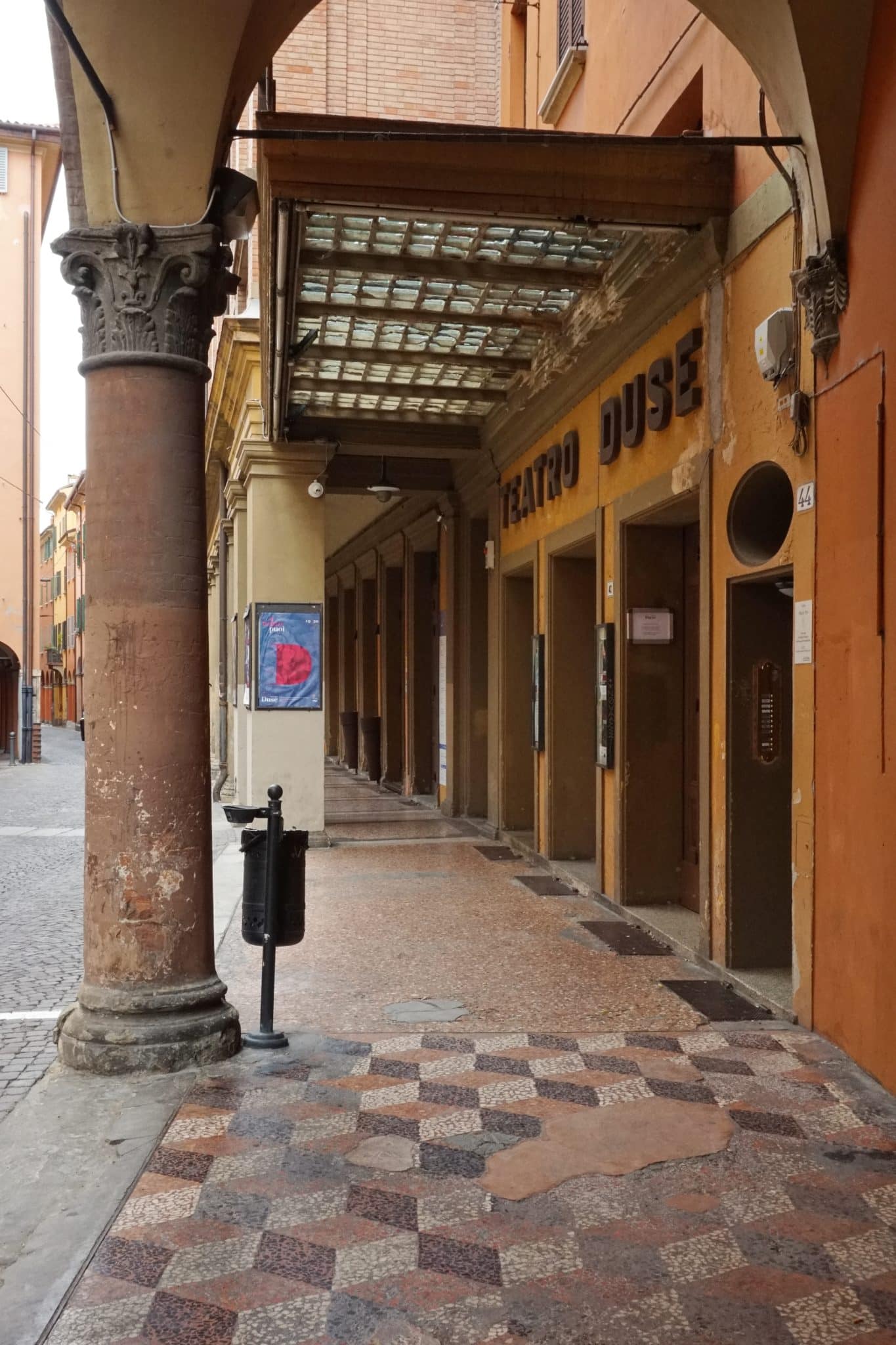 Teatro duse di bologna in via cartoleria