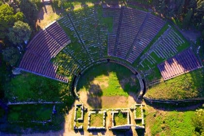 Teatro greco di tindari, sede del concerto la convenzione dedicato a franco battiato