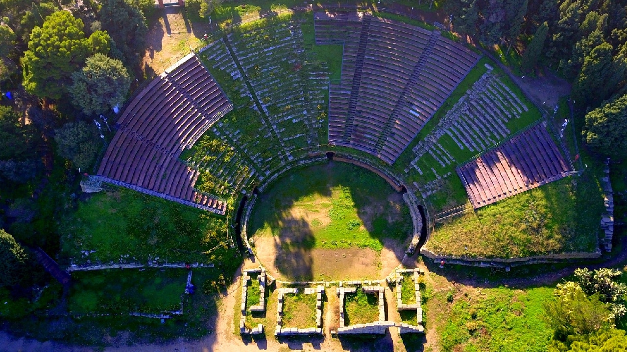 Teatro greco di tindari, sede del concerto la convenzione dedicato a franco battiato