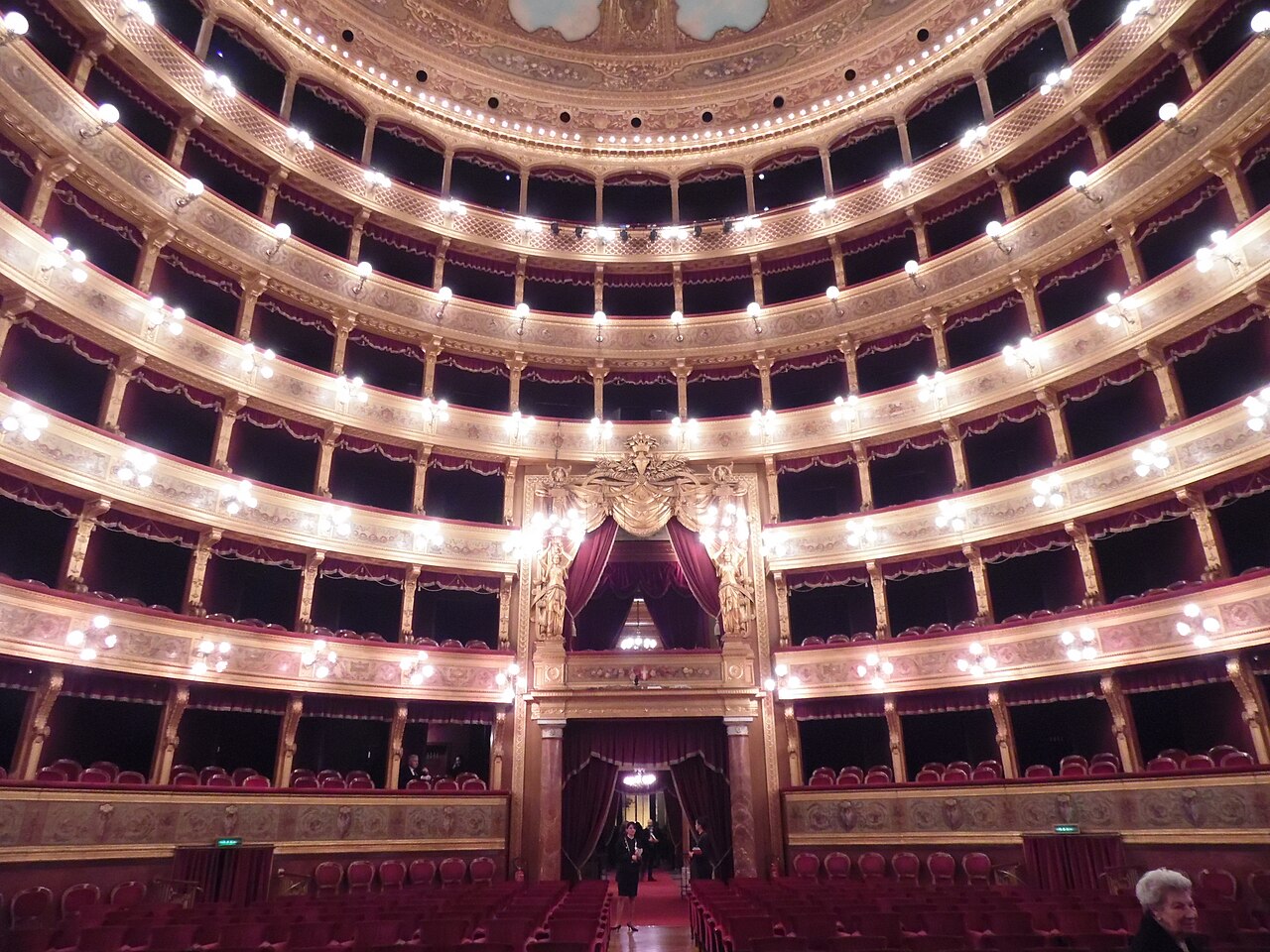 Interno della sala grande del teatro massimo di palermo