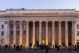 Esterno del tempio di adriano a roma in piazza di pietra