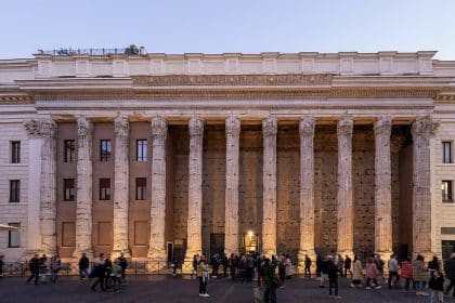 Esterno del tempio di adriano a roma in piazza di pietra