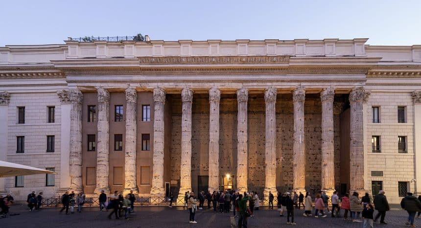 Esterno del tempio di adriano a roma in piazza di pietra