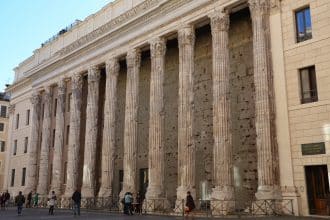 Tempio di vibia sabina e adriano a roma, colonnato di piazza di pietra