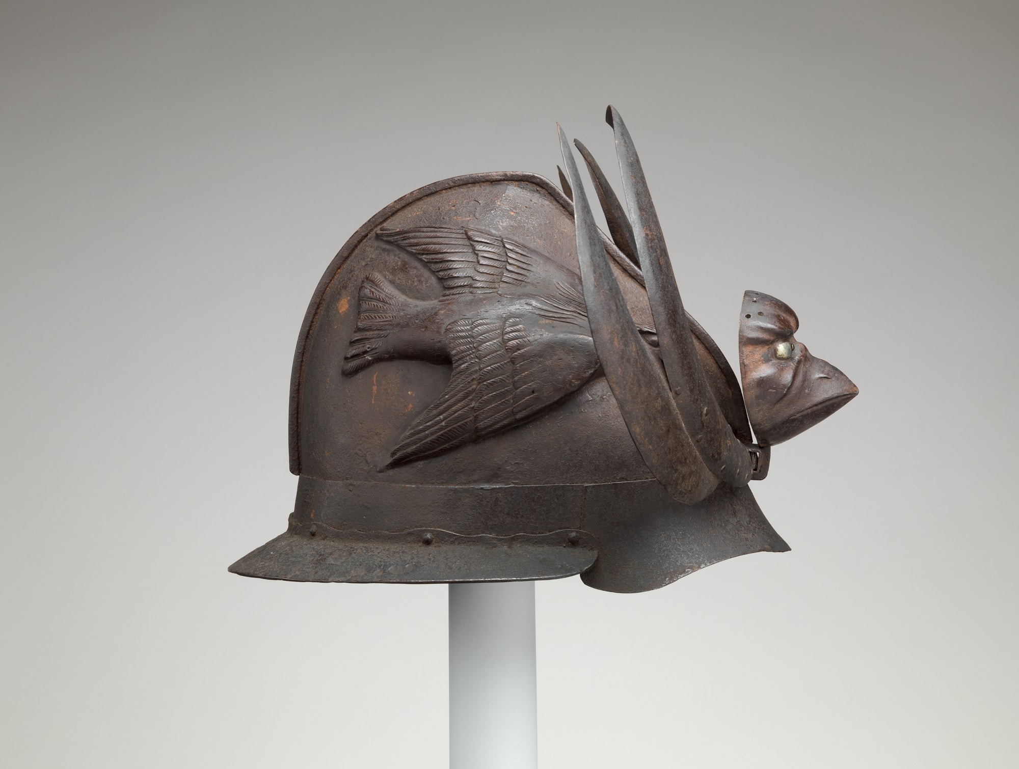Elmo giapponese con maschera tengu e corvi, metropolitan museum of art