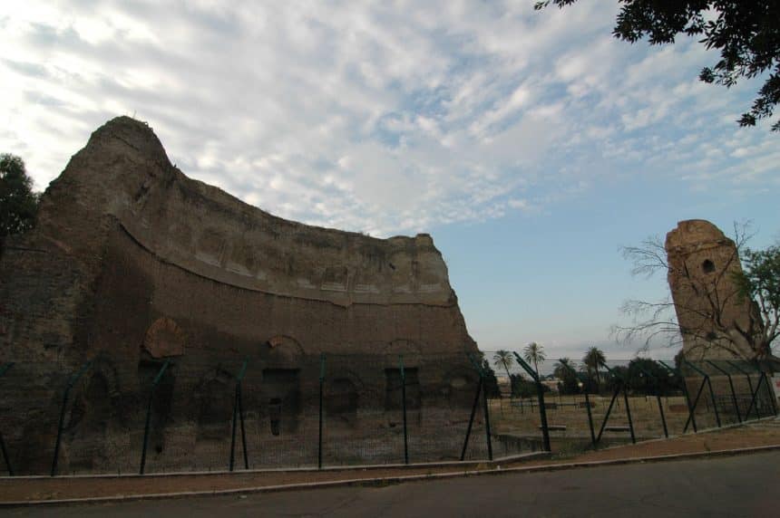 Resti delle terme di traiano al colle oppio a roma
