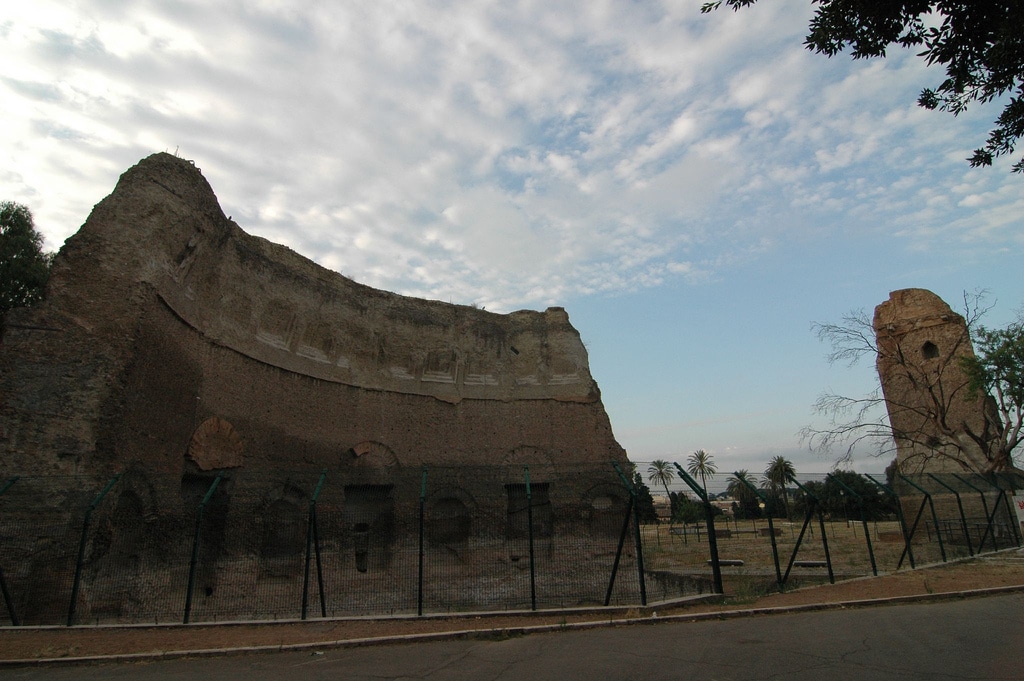 Resti delle terme di traiano al colle oppio a roma