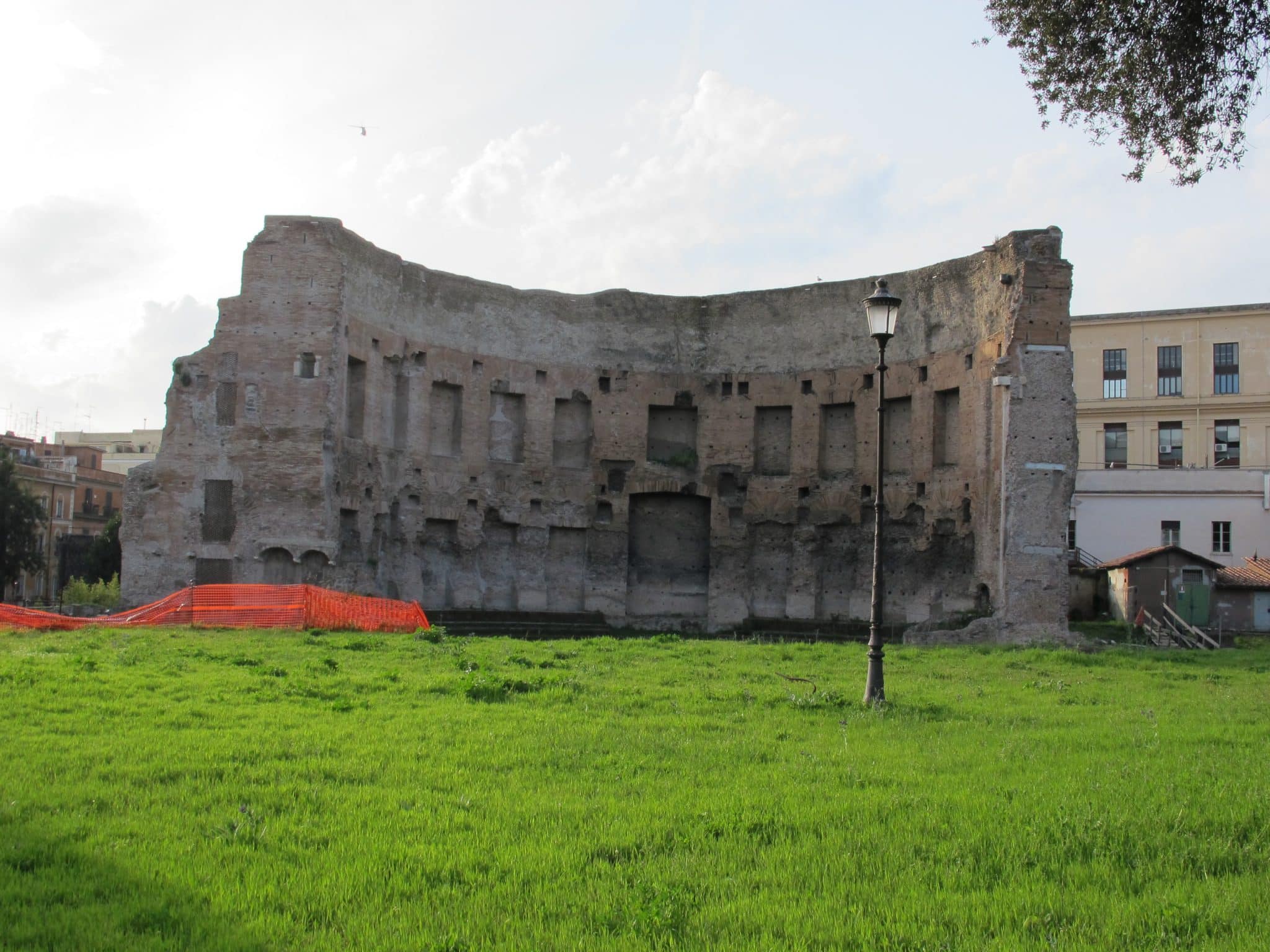 Esedra delle terme di traiano al colle oppio