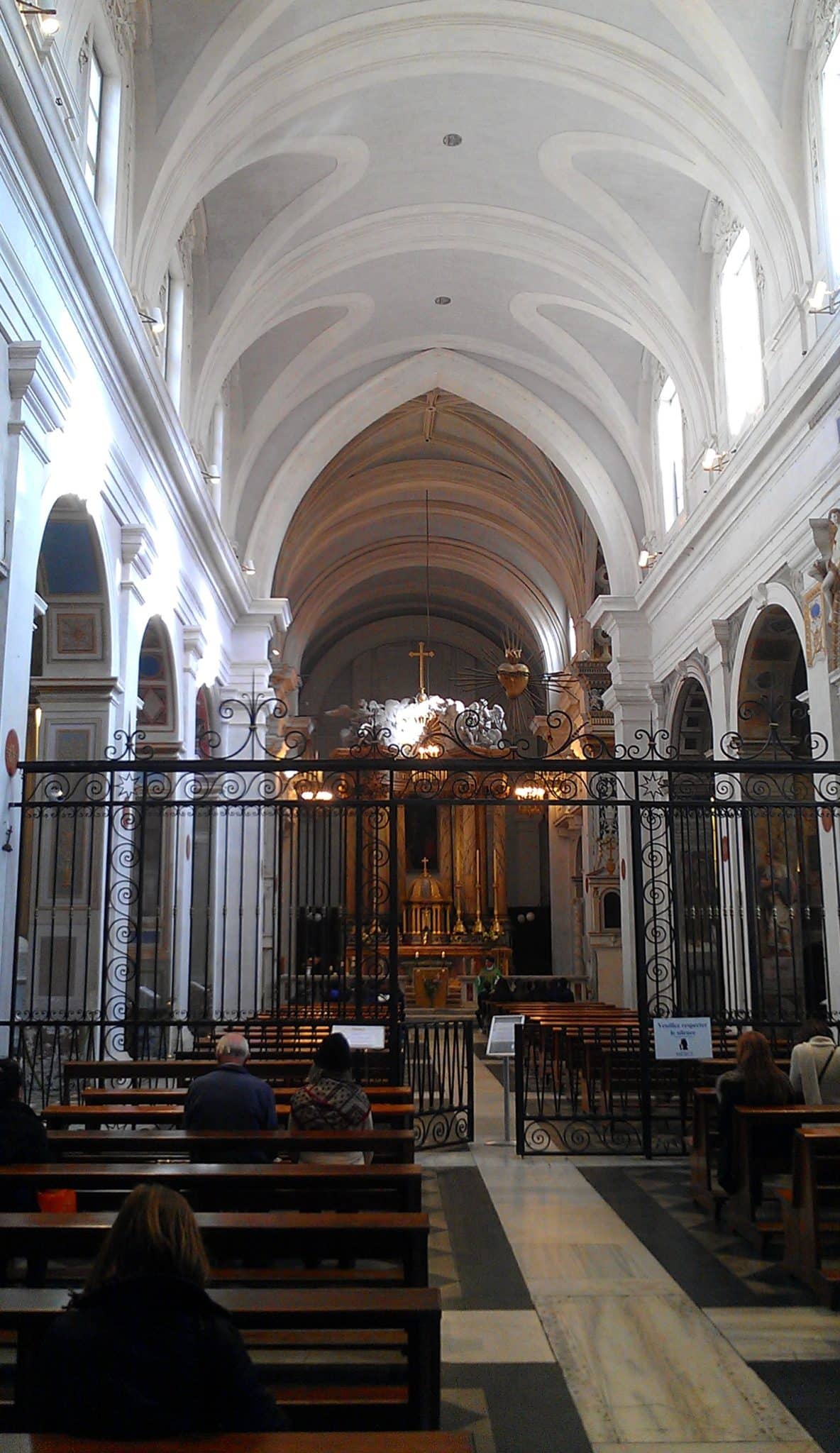 Interno della chiesa di trinità dei monti a roma