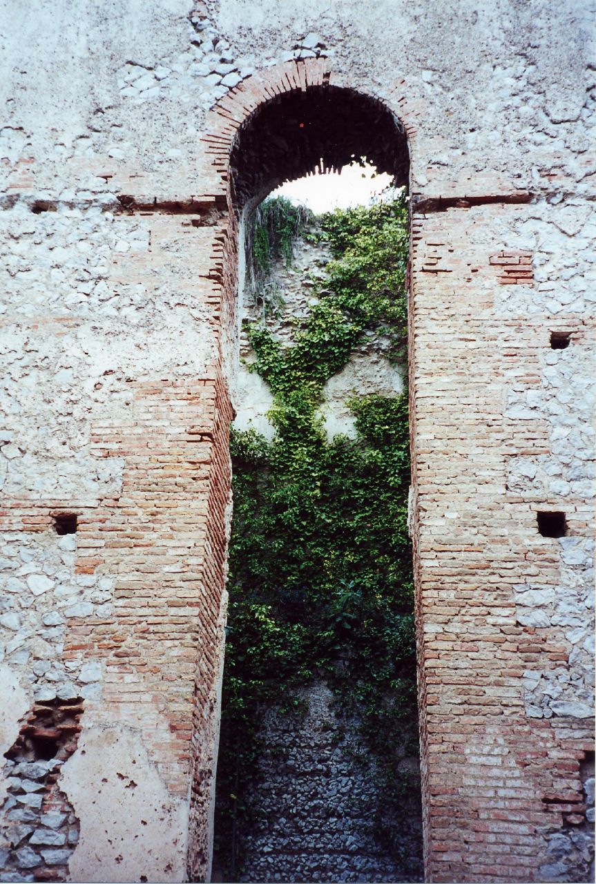Arco romano nelle rovine di villa jovis a capri