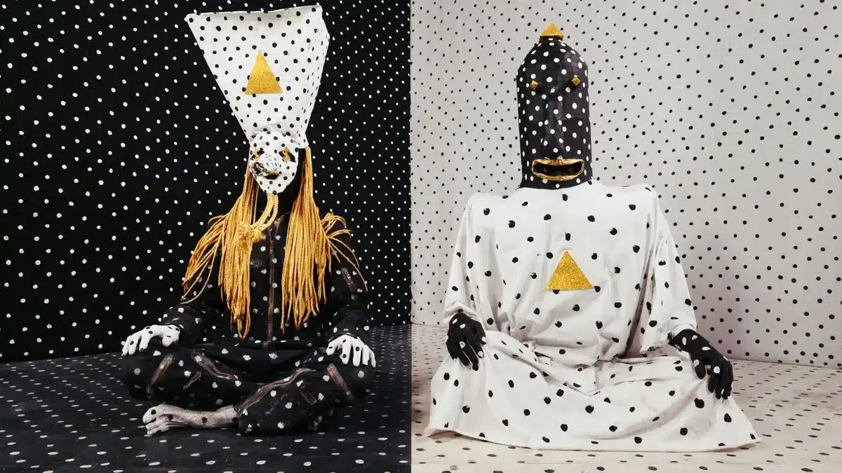 Angine de poitrine, duo canadese con maschere e costumi a pois