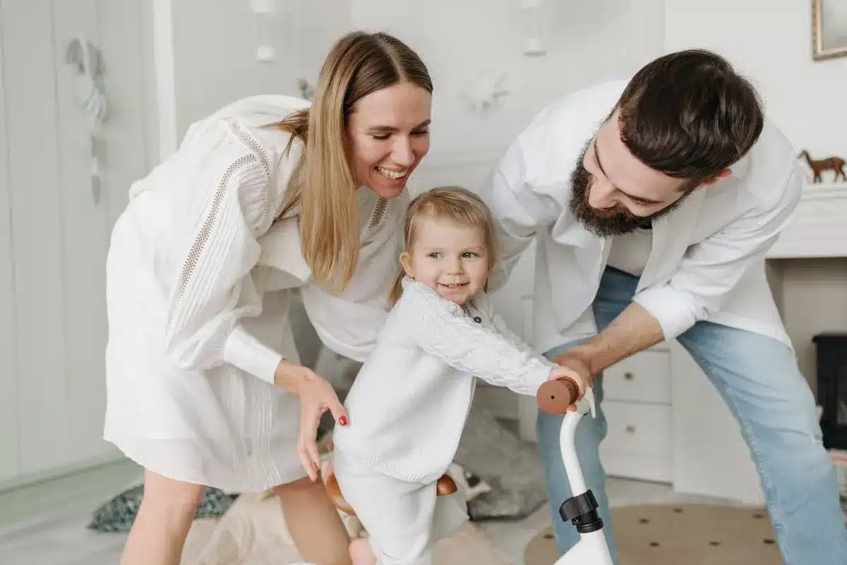 Snezhana soosh illustra il rapporto che non ha mai avuto con il padre Genitori giocano con la figlia in casa: fotografia illustrativa