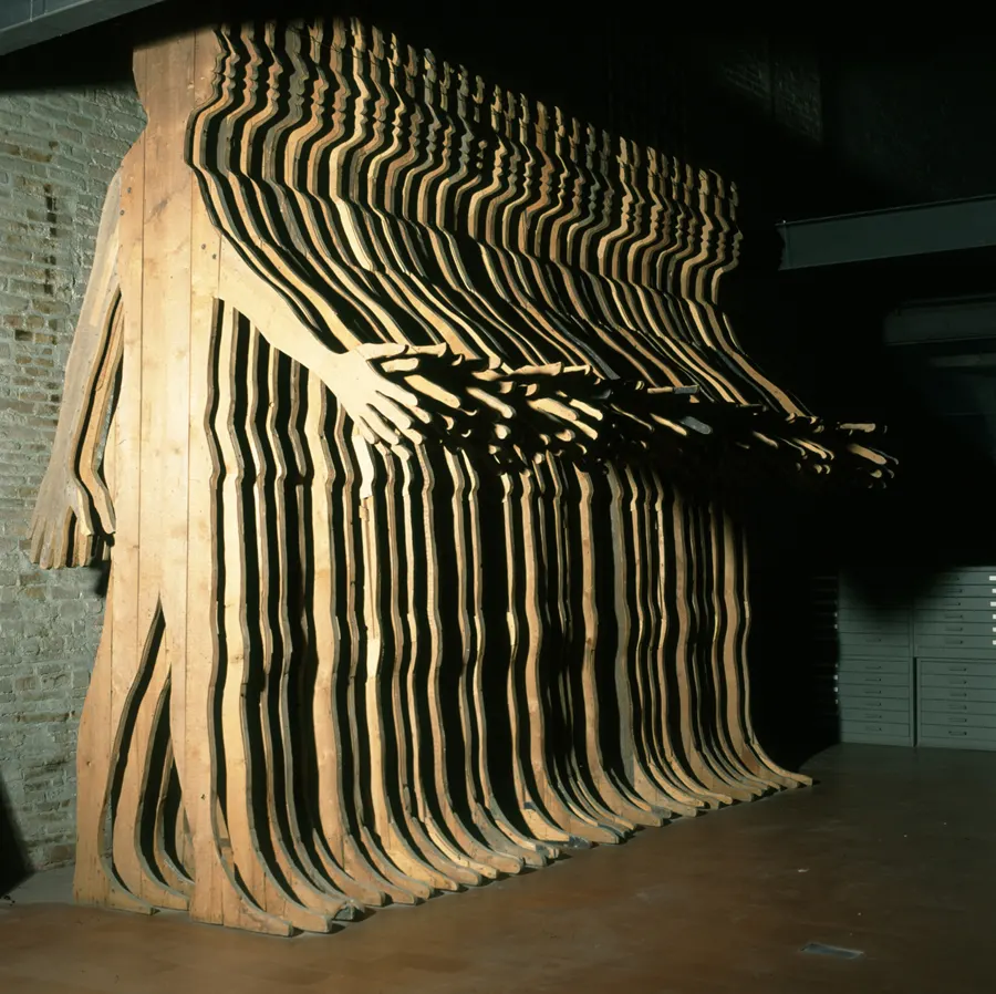 La grande cina di mario ceroli, scultura in legno del 1968