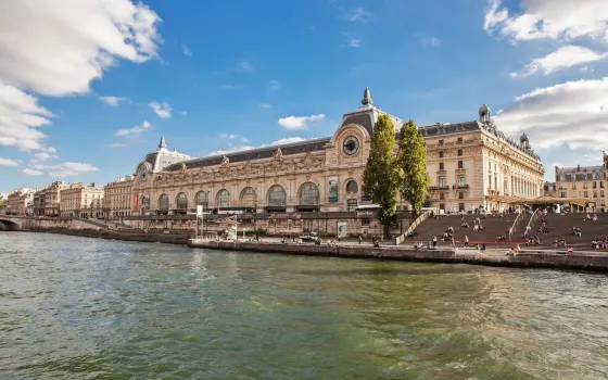 Facciata del musée d’orsay a parigi lungo la senna