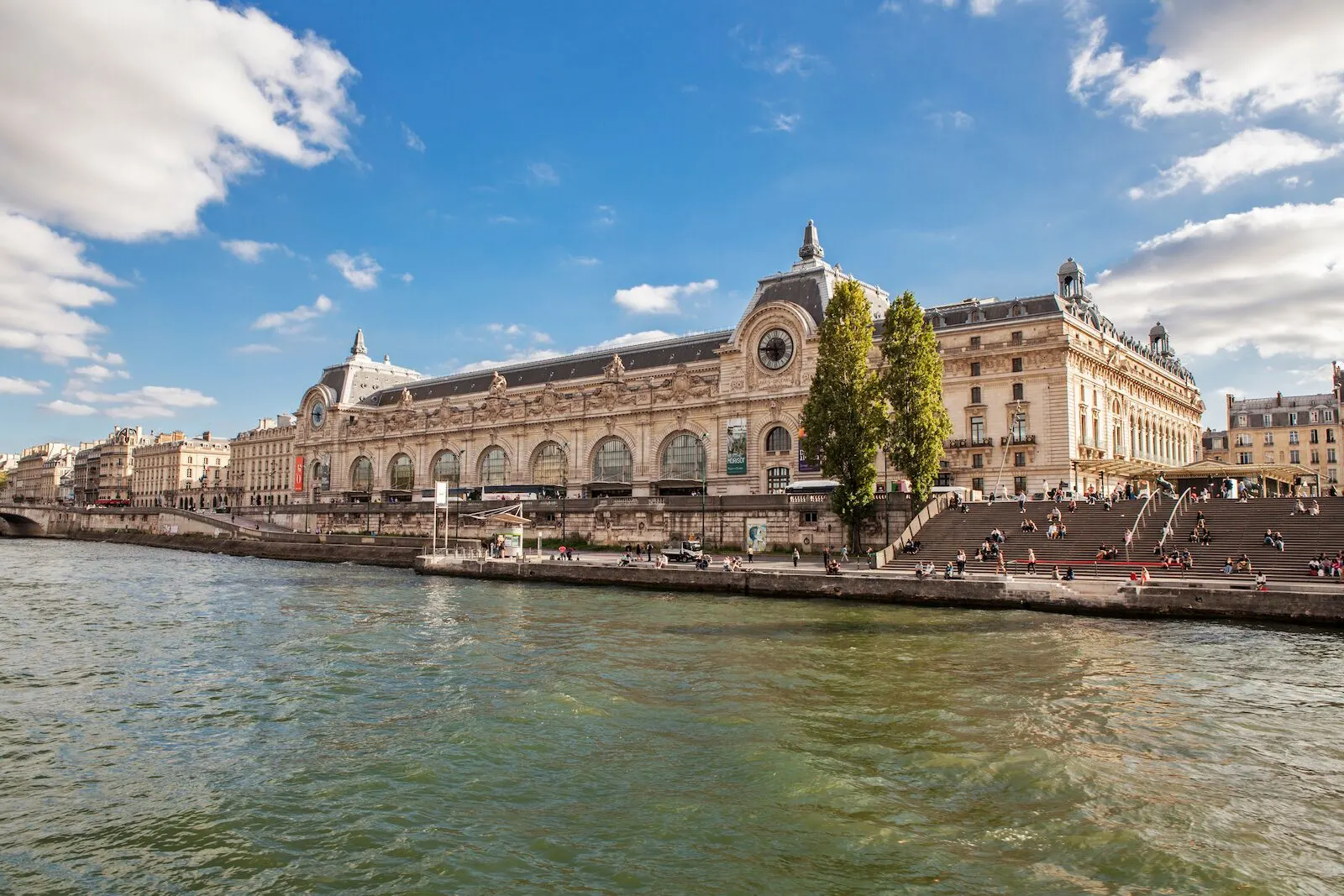 Facciata del musée d’orsay a parigi lungo la senna