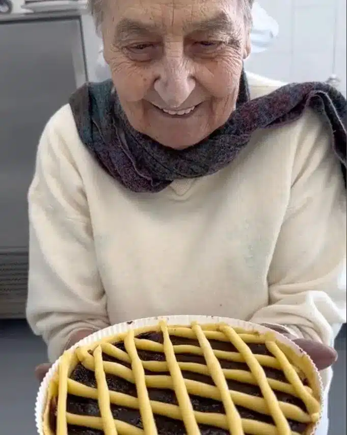 Nonna silvi, silvana bini, con una crostata in cucina