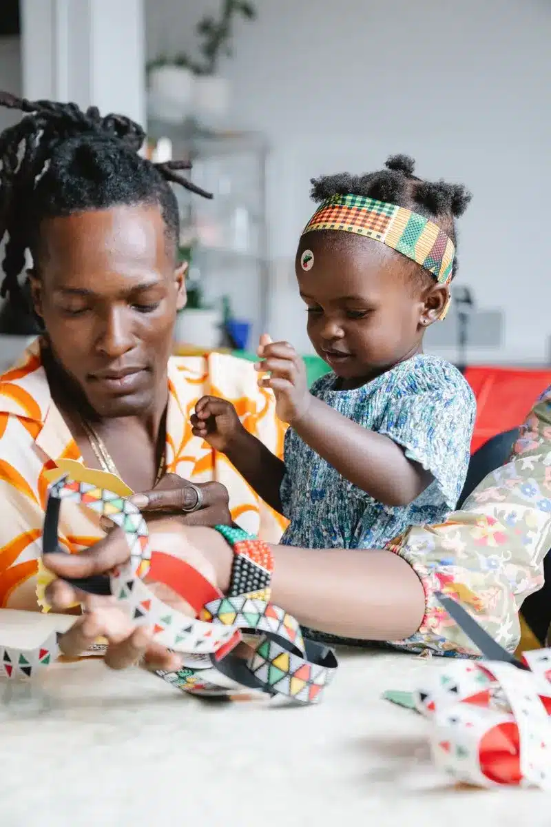 Snezhana soosh illustra il rapporto che non ha mai avuto con il padre Padre e figlia condividono un’attività creativa: fotografia illustrativa