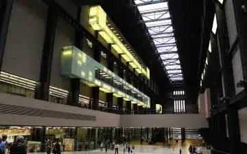 Tarek atoui alla tate modern: cosa vedere in hold e fino a quando